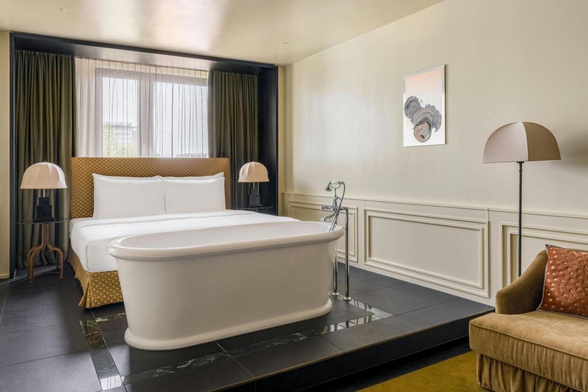 Premium Junior King Suite with Tub